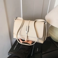 Elegante borsa a tracolla in pelle martellata bianco sporco con fibbia in metallo - Bianco