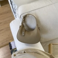 Sac à main croissant minimaliste en cuir grainé kaki avec fermoir rotatif argenté - Kaki