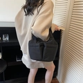 Borsa a secchiello in nylon trapuntato nero con tasche multiple e manico morbido imbottito - Nero