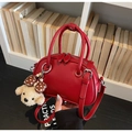 Sac Boston bowling rouge vintage avec pendentif chiot devant une bibliothèque de livres - Avec Pendentif / Bordeaux