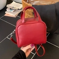 Bolso elegante de piel sintética roja con herrajes plateados y correa ajustable - Rojo