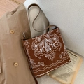 Sac seau vintage en daim marron avec broderie blanche et fine bandoulière réglable - Marron