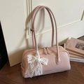 Sac Boston en cuir rose pâle avec un charm noeud en dentelle blanche et logo de marque - Rose