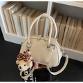 Sac bowling blanc cassé minimaliste avec poignées cylindriques et charm ours - Avec Pendentif / Blanc Cassé