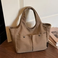 Khaki-braune Canvas-Tragetasche mit vorderen Druckknopftaschen und gestreiftem Futter - Kaffeebraun