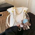 Sac bandoulière blanc matelassé avec chaîne dorée et breloque d'ours en peluche - Avec Pendentif / Blanc Cassé