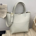 Borsa tote minimalista in pelle grigio chiaro con dettagli dorati e tracolla - Grigio chiaro