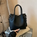 Sac à main élégant en cuir grainé noir avec bandoulière réglable et poignée supérieure - Noir