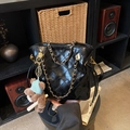 Sac à bandoulière matelassé noir en cuir brillant avec charmant pendentif d'ours - Avec Pendentif / Noir