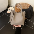Sac seau élégant en cuir grainé kaki avec détail en V et bandoulière réglable - Gris