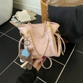 Sac seau rose en cuir matelassé avec chaîne dorée et petit ours en peluche décoratif - Avec Pendentif / Rose