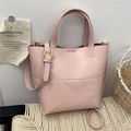 Borsa a mano rosa chiaro in ecopelle con tracolla regolabile e finiture in metallo oro - Rosa