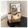 Détail du sac cabas bicolore avec pendentif ourson et décoration de corde tressée - Avec Ornement en Peluche / Blanc avec pendentif