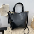 Borsa a secchiello in vernice nera lucida con dettagli dorati e tracolla rimovibile - Nero