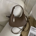 Sac bandoulière demi-lune en cuir marron grainé avec fermoir rotatif argenté - Marron