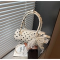 Dettaglio borsa a cilindro bianca a pois con fiocco di perle e pizzo retrò - Beige Con Ciondolo
