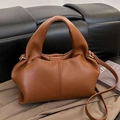 Bolso de mano tipo nube marrón caramelo con diseño plisado y correa de hombro - Marrón