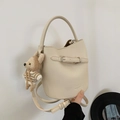 Elegante cremefarbene Beuteltasche mit Litschi-Struktur und süßem Häkelbär-Anhänger - Cremeweiß Mit Anhänger