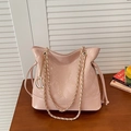 Chic pink quilted bucket bag in shiny patent leather with golden chain strap - Pink