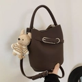 Dunkelbraune Beuteltasche mit Litschi-Textur, Tragegriff und süßem Bärenanhänger - Kaffee mit Anhänger