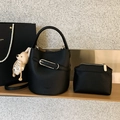 Elegante schwarze Eimer-Tasche aus Leder mit Lychee-Struktur und süßem Bären-Anhänger - Schwarz mit Anhänger