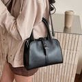 Elegante bolso bombonera negro trapecio con asa superior y correa ajustable para mujer - Negro