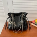 Sac seau matelassé noir tendance avec bandoulière chaîne dorée et pendentif métallique - Noir