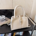 Elegante bolso de mano estructurado en cuero beige con hebilla plateada y correa para mujer - Caqui