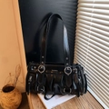 Schwarze Schultertasche in Faltenoptik aus Glanzleder mit silbernen Metallringen - Schwarz