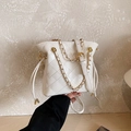 Sac seau matelassé crème avec chaîne dorée et bandoulière pour femmes chic - Blanc Cassé
