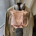 Sac seau matelassé rose avec chaîne dorée pour femme présenté en contexte lifestyle - Rose