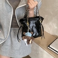 Sac seau matelassé noir avec bandoulière chaîne dorée et breloque petit ours - Noir (avec pendentif)