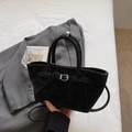 Elegante schwarze Wildlederhandtasche im Kelly-Stil mit Silberschnalle und Schultergurt - Schwarz (Ohne Anhänger)