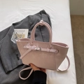 Bolso de mano de lujo rosa con hebilla de metal y correa de hombro ajustable - Rosa (Sin Amuleto)