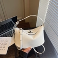 Minimale weiße Leder-Eimertasche mit silbernen Beschlägen und verstellbaren Trägern - Weiß