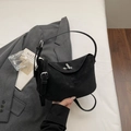 Minimalistische schwarze Wildleder-Beuteltasche mit silbernem Drehverschluss und Gurt - Schwarz