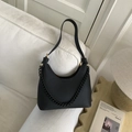 Minimalistische schwarze Hobo-Tasche mit Litschimuster, Metallkette und Schultergurt - Schwarz