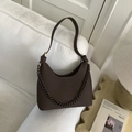 Hobo-Schultertasche aus kaffeebraunem Leder mit Kieselsteinmuster und dekorativer Kette - Kaffeebraun