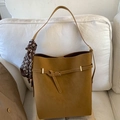 Vintage-Eimer-Tasche in Ingwergelb aus Mattleder mit dekorativem bedrucktem Seidenschal - Gelbbraun Mit Anhänger