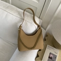 Minimalistische braune Leder-Halbmondtasche mit modischer Kette und weichem Schultergurt - Braun