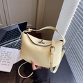 Minimalistische cremegelbe Eimertasche mit silberner Schnalle in urbanem Stil - Gelb