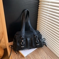 Elegante borsa sottobraccio nera in finta pelle con pieghe e fibbie argentate - Nero