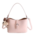 Rosa Schultertasche aus Kunstleder mit Faltenoptik, Plüschanhänger und silberner Schnalle - Mit Anhänger / Rosa