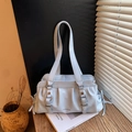 Borsa a spalla azzurra chic con trama pieghettata e dettagli di nappe alla moda - Blu