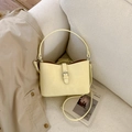 Sac à bandoulière en similicuir crème avec boucle décorative et sangle amovible - Jaune sans pendentif