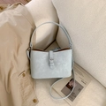 Sac seau rétro bleu clair en similicuir texturé avec détail de boucle métallique - Bleu sans Pendentif