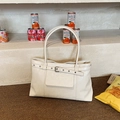 Minimalistische roomwitte leren shopper met metalen gesp en klinknageldetails - Wit