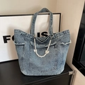 Bolso tote de mezclilla lavada con bordes deshilachados y cadena de lazo de perlas - Azul