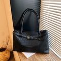 Minimalistische zwarte tote bag van mat PU-leer met zilveren gesp en ruime handgrepen - Zwart