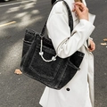 Bolso tote grande de mezclilla negra lavada con cadena decorativa de perlas y lazo blanco - Negro